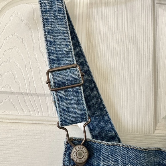 Old Navy Women's Bib Overalls Size 10 Light Wash Distressed Side Zip - Picture 8 of 10